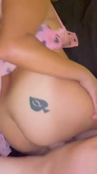Cachonda embarazada latina montando una gran polla para una enorme preñada