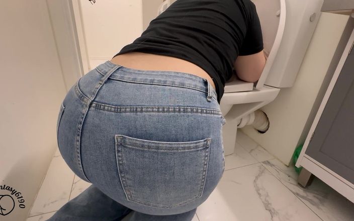 Your fantasy studio: Jeans Peidando e engasgando: Tumulto no banheiro