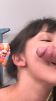 Une ado sexy chevauche ma grosse bite bien dure