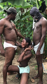 Um gêmeo fode dois tops africanos com pau longo sozinho