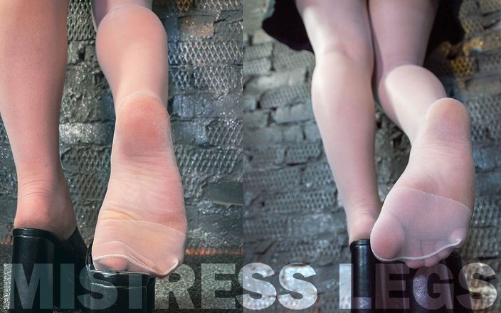 Mistress Legs: Godin in witte panty voetspel met klompen
