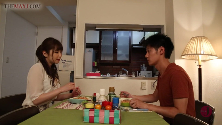 Asian happy ending: eshiyaee baalon vaali bivar larki ko sophe par achchhi chudaee...