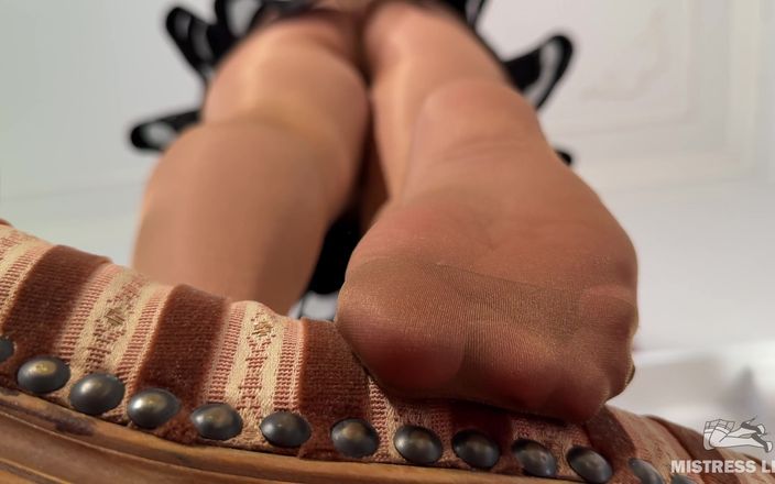 Mistress Legs: 누드 스타킹과 하이힐을 신은 여신이 의자에 발로 당신을 괴롭힌다(2부)