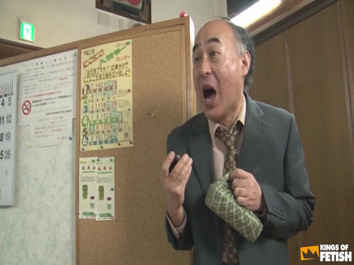 Pure Japanese adult video ( JAV): Starszy mężczyzna wali grupę japońskich dziewcząt z owłosionymi cipkami przy...