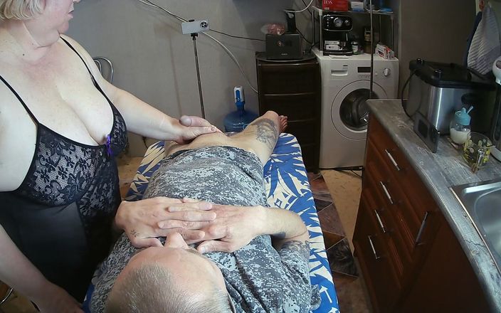Zona901: Devote stiefmutter gibt blowjob und wichst einen schwanz