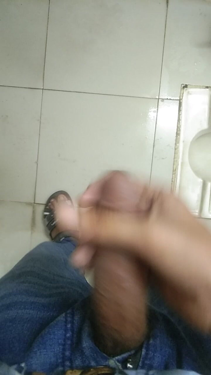 Viral_tiktokar: I Went to the Office Bathroom and Hit My Hand...