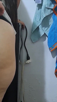 Dia menggoda pembantu rumah Latina dengan pantat besar dan mereka akhirnya bercinta