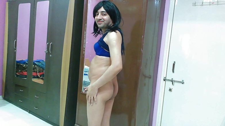 Cute & Nude Crossdresser: Sexy sissy crossdresser femboy Sweet Lollipop chcaní pod nahou sukní.