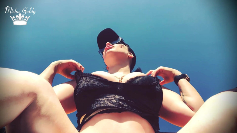 Goddess Misha Goldy: 大きな胸がアヒル顔であなたの上に乗ってからかい、喫煙
