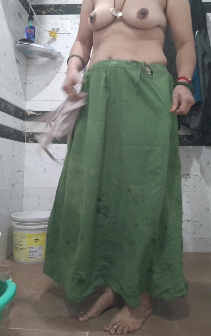 Priyahot77: 洗澡的背面 priya bhabi