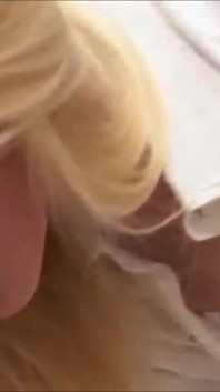 Giovane donna seduce un uomo maturo e filma il cazzo