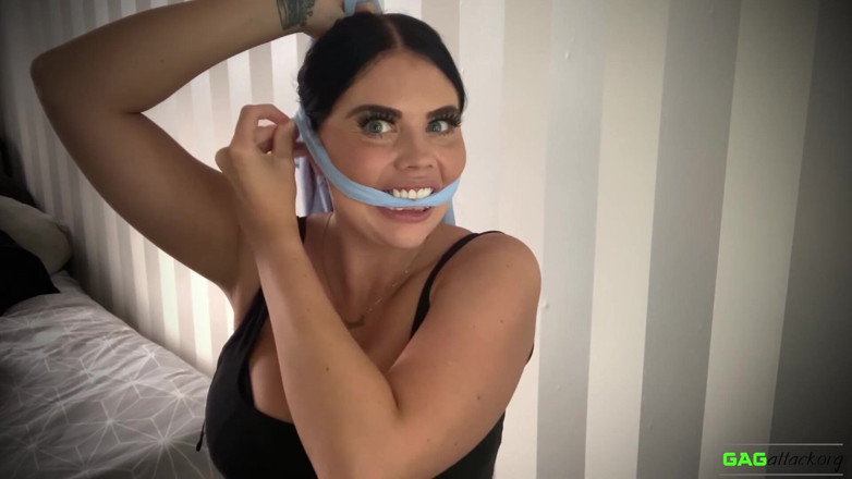 Gag Attack: Terri - molteplici gag in abiti