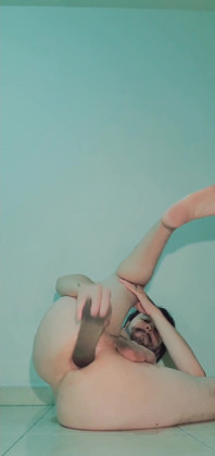 Si allena il dildo e sborra