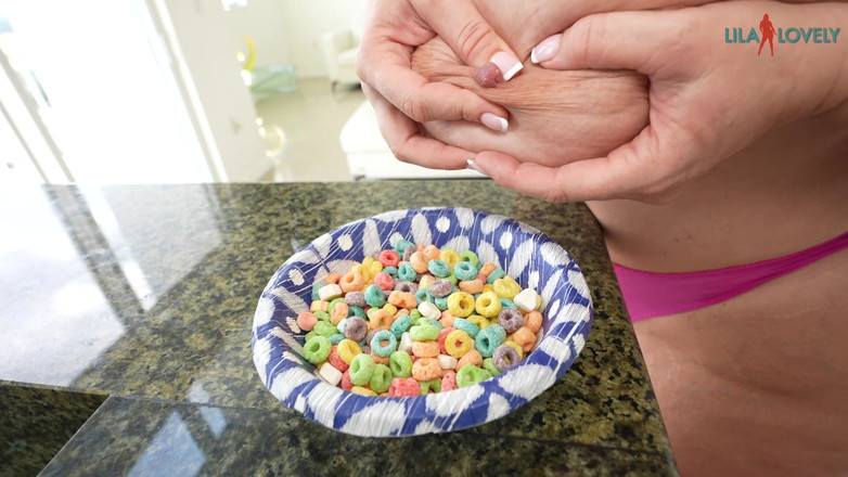 Lila Lovely: MAMĂ SEXY Lila îl servește pe Johnny Love cu propriul ei...