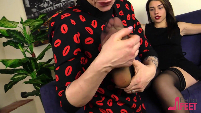 Best Nylon Feet Videos: Лесбіянки в ногах лоскотають гру