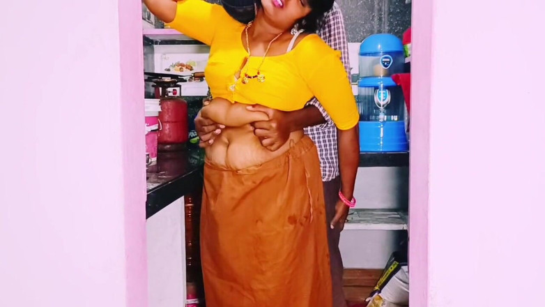 Telugu honey lips: Desi Bhabi Bohužel šukání v kuchyni manžílek bro velký péro. Telugské...