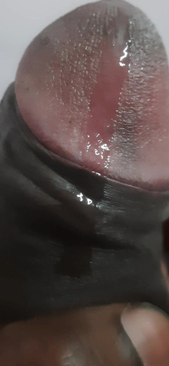 Lubina45: Muž si užívá okamžik intimity se sebou.