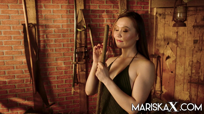 Mariska x: MARISKAX Luna Truelove dicked down in the barn