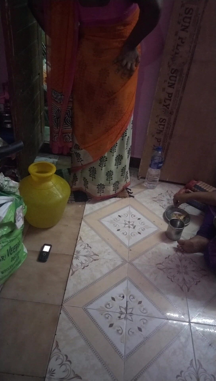 Tamil lesbian: Cewek tamil lagi ngomong jorok tentang seks