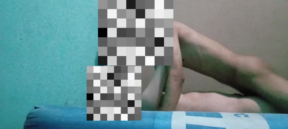 Famly sex: Uma amiga enquanto visita sua pensão