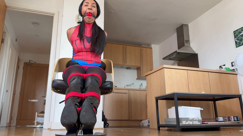 Latina Fetish: Courtney: atrapado en una web de esclavitud (hd + bts))