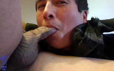 Lymph Guy: Latino-junge lutscht stiefpapi an seinem schreibtisch