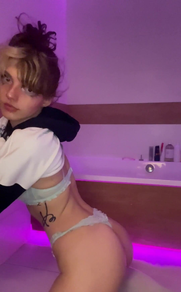 Soft Vulgar: Roztomilá drobná teenagerka v modrém prádle