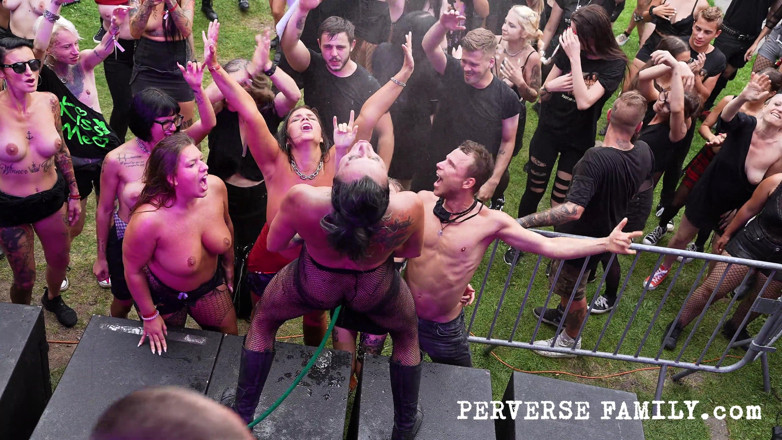Perverse Family: Perverse Family 58.2 (season 5): Fucking During the Concert