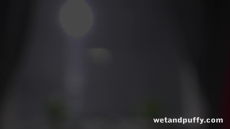 Puffy Network: Penchée pour jouer par un mec mouillé et gonflé