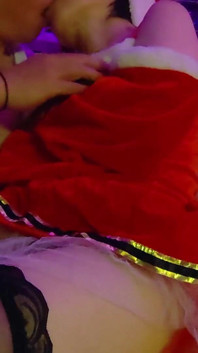 La jolie fille en cosplay de Noël utilise sa langue de façon tellement érotique qu’elle ne peut s’empêcher de sucer sa chatte. Amateur. Creampie