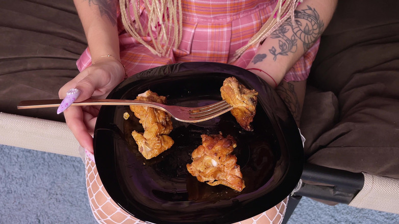 Eva Deva: Raksasa itu akan memakanmu. Giantess Fetish