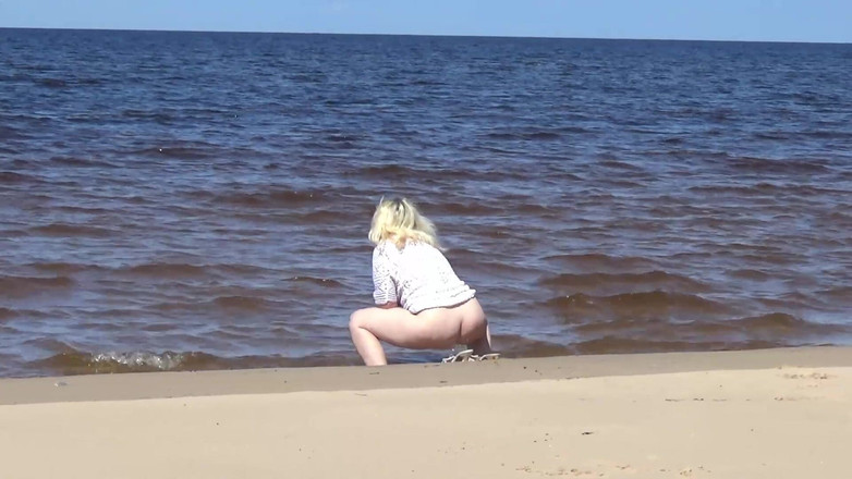 Lady Rose pee pee: Golden Rain 96 - Na Praia