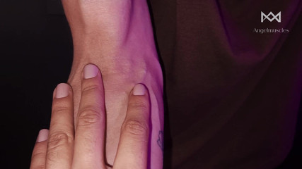 Angelmuscles: POV: Dia menyerah kepada lengan saya yang berurat