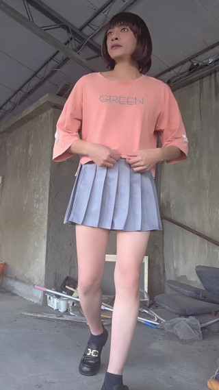 Taiwancdgirl: Une jupe plissée paire avec des sous-vêtements blancs et un...