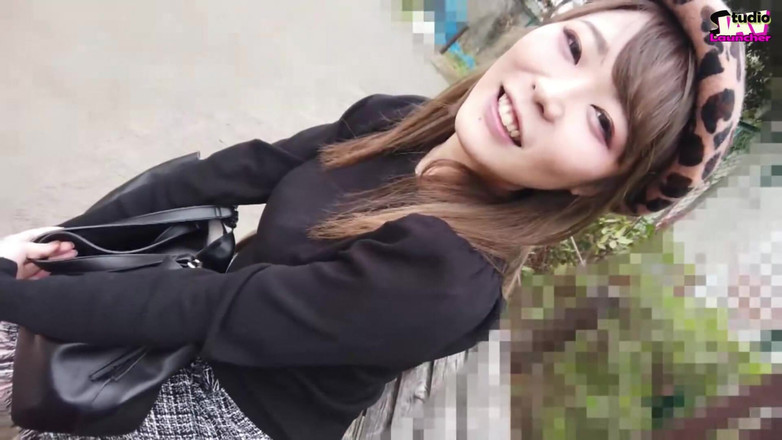 Studio JAV Launcher: 开朗的办公室女士笑着把它拿到底部并品尝喉咙完成 - g