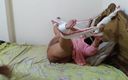 Aria Mia: 사우디 아라비아에서 일하는 인도 BBW 하녀, 손과 발을 침대에 묶고 쪼이는 보지를 따먹는 주인