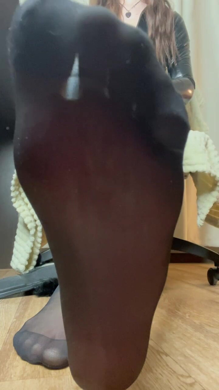 Skinny_lady69: Curăță-mi tălpile din nailon