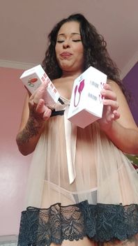 Espuleta zkouší nové hračky, které dostal ze sexy importu
