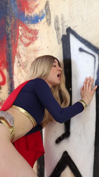 La caccia e i trucchi per Supergirl vengono portati a scopare duramente