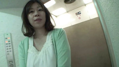 Asiatiques: Sexy asian strips and show her ass