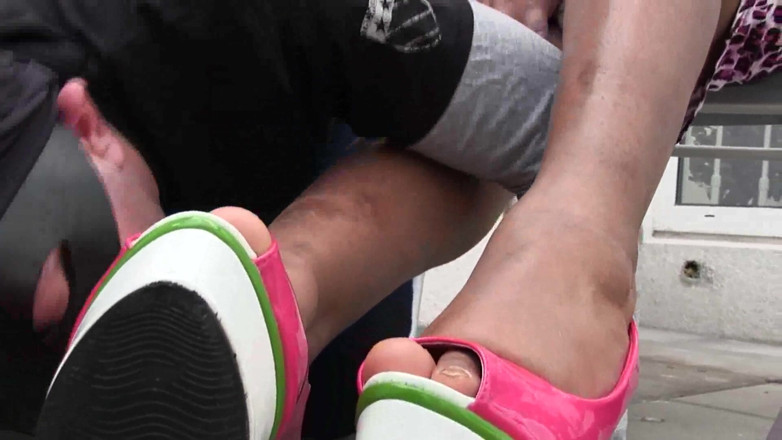 Femdom Austria: Outdoor shoe cleaning