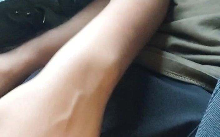 Hotfuck20: 그녀는 버스에서 나에게 핸잡을 하는 걸 좋아해
