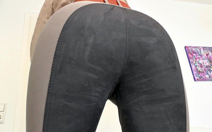 Lady Victoria Valente: Побалуй мою красивую задницу скачки в штанах и одновременно мастурбация