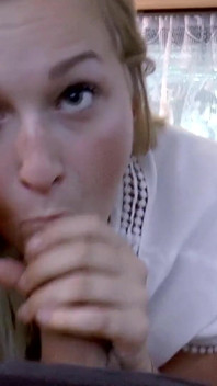 Rubia alemana caliente da un paseo en una polla enorme