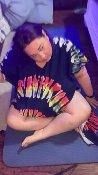 Femeie mare și țâțoasă face o yoga boo