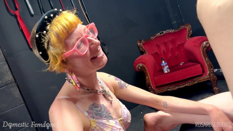 Domestic femdom: 她的新肛交荡妇