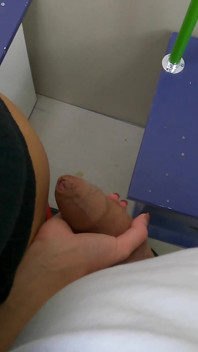 Il exhibe sa bite et se touche