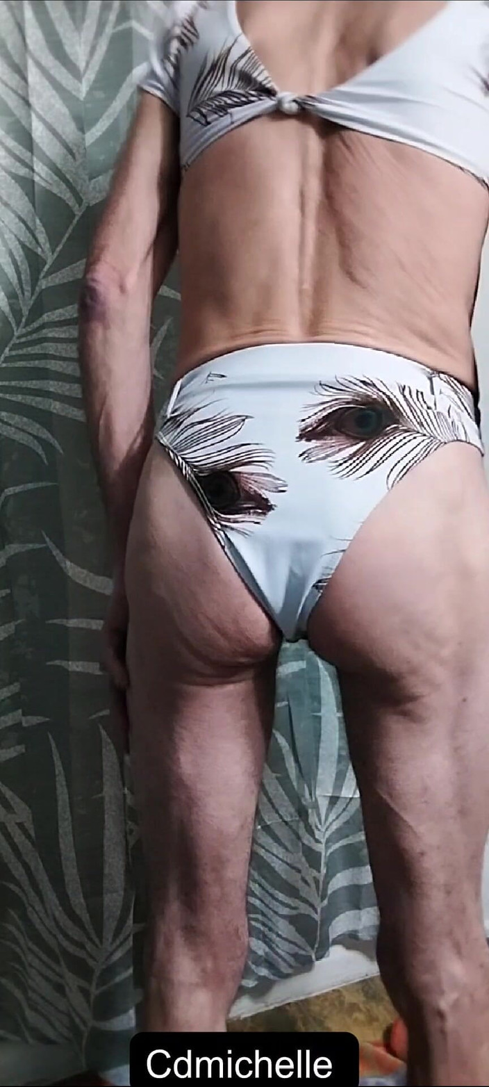 Crossdressers Cd Michelle wearing sexy lingerie: Cdmichelle在浴室里穿着性感的白色泳衣比穿性感的红色泳衣