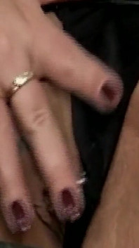 Tante seksi lagi asik fingering memeknya dan dijilat di seks threesome yang ceroboh