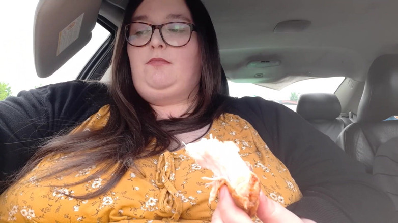 SSBBWLadyBrads: Толстушка-жиробасина потворствует KFC лижет пальцы